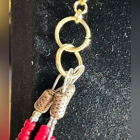 🌹Red seed bead Necklace w/3 charms - Picture 4 of 4